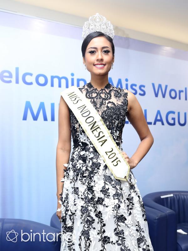 Ketika menghadiri acara konferensi pers, Maria terlihat elegan dengan gaun putih bercorak hitam menambah daya tariknya sebagai pemenang Miss Indonesia 2015.  ( Andie Masela/Bintang.com)