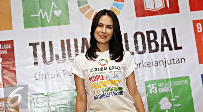 Aktris Sophia Latjuba berpose usai acara launching Duta Masyarakat untuk SDGs di Jakarta, Rabu (24/2). International NGO Forum on Indonesian Development (INFID) memerkenalkan lima Duta Masyarakat untuk SDGs. (Liputan6.com/Immanuel Antonius)