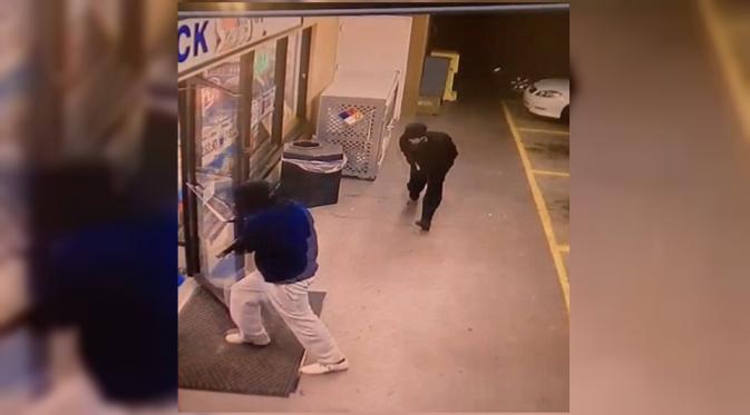 Rekaman dari kamera kemananan di toko di mana Abuharbid bekerja memperlihatkan dua orang bersenjata masuk ke dalam dan melakukan penggeledahan. (Dailymail)