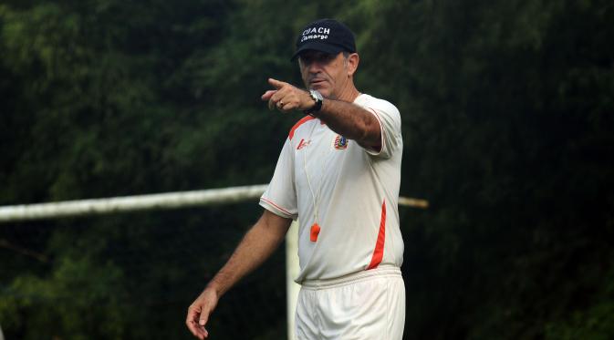 Pelatih Persija, Paulo Camargo saat memberikan materi latihan di NYTC Sawangan, Depok  (24/2/2016). Latihan ini persiapan Persija mengarungi turnamen Piala Bhayangkara dan Indonesia Super   Competition (ISC) 2016. (Liputan6.com/Helmi Fithriansyah)