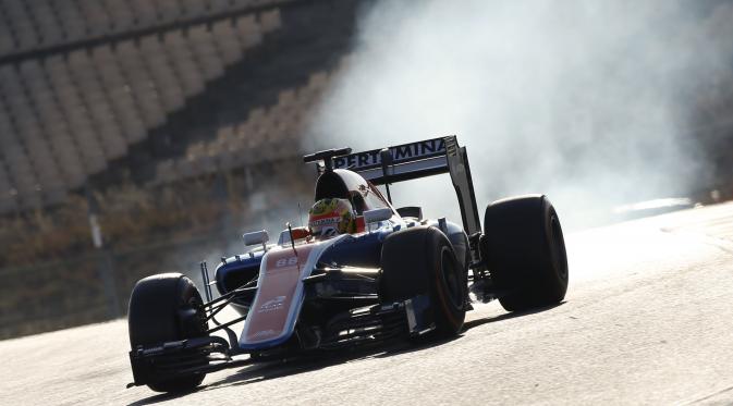 Pebalap Manor Racing, Rio Haryanto, seusai menjalani tes pramusim Formula 1 di Sirkuit Catalunya, Spanyol, Rabu (24/2/2016). (Reuters/Sergio Perez).