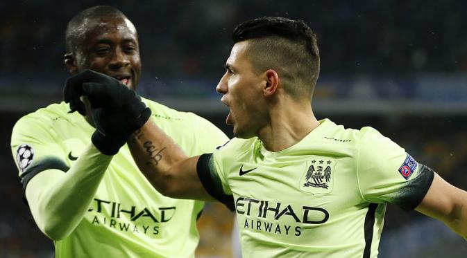 Pemain Manchester City, Sergio Aguero dan Yaya Toure, merayakan gol yang dicetak ke gawang Dynamo Kiev pada laga babak 16 besar Liga Champions di Stadion NSC Olimpiyskiy, Ukraina, Kamis (25/2/2016). Kiev takluk 1-3 dari City. (Reuters/John Sibley)