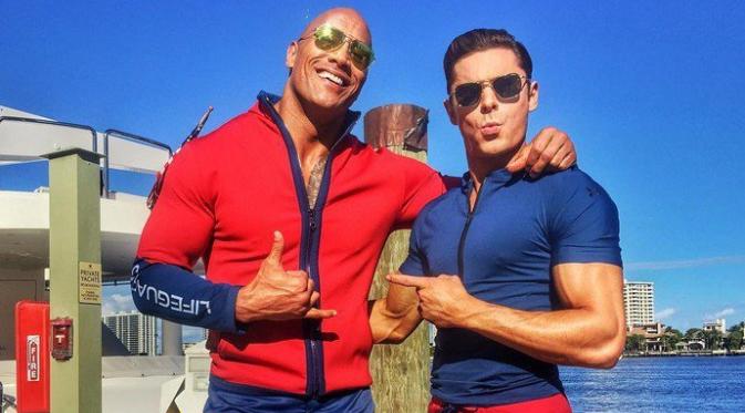 The Rock dan Zac Efron berpose di lokasi syuting Baywatch. (Instagram)