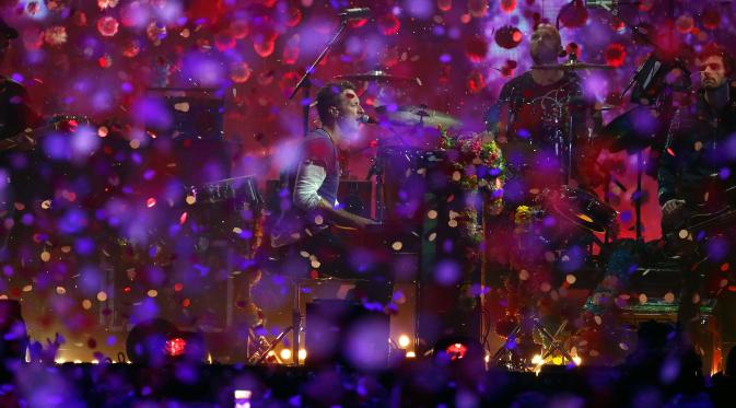 Penampilan band rock Inggris, Coldplay di atas panggung BRIT Awards yang digelar di O2 arena, London, Rabu (24/2/2016). Selain Coldplay, sederet musisi terkenal juga memeriahkan ajang penghargaan bergengsi tersebut. (REUTERS/Stefan Wermuth)