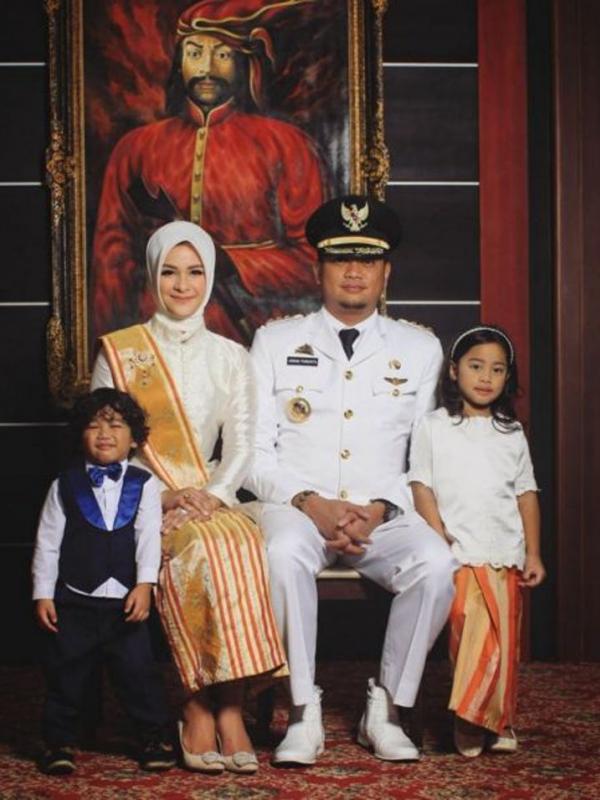Priska Paramita bersama suami, Adnan Purichta Ichsan dan anak-anak [foto: instagram/priskaparamita]