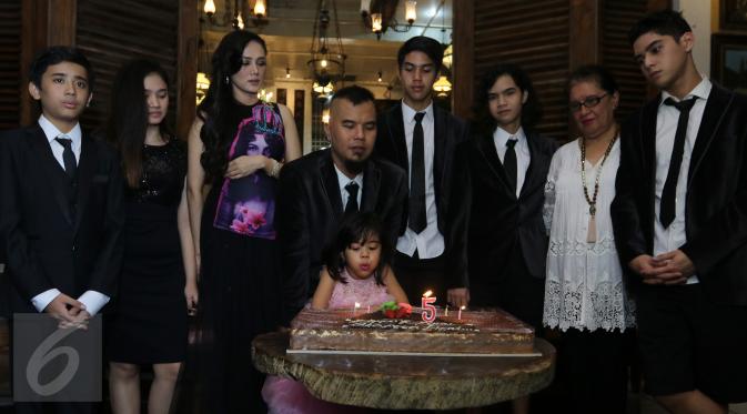 Safeea Ahmad disaksikan Ahmad Dhani dan Mulan Jameela meniup lilin ulang tahunnya yang ke-5 di kediamannya di Pondok Indah, Jakarta, Rabu (24/2). Acara yang diadakan sederhana ini juga digunakan untuk sesi foto keluarga. (Liputan6.com/Herman Zakharia)