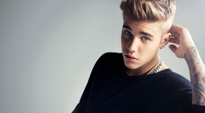 Justin Bieber tampil tanpa sehelai benang pun saat pemotretan majalah fashion edisi terbaru.
