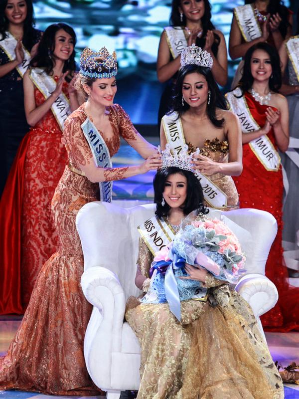 Miss World 2015 Mirea Lalaguna (kiri) bersama Miss Indonesia 2015 Maria Harfanti (kanan) menyerahkan mahkota kepada Miss Indonesia 2016 Natasha Mannuela pada malam Final Miss Indonesia 2016 di Jakarta, Kamis, 25 Februari. Foto oleh Muhammad Adimaja/ANTARA