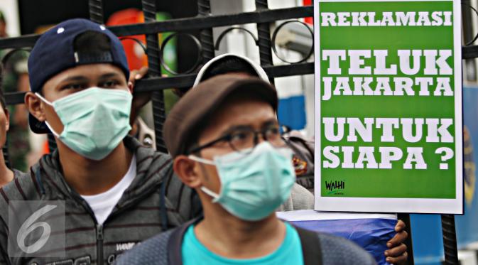 Koalisi Selamatkan Teluk Jakarta menggelar aksi unjuk rasa di depan Gedung DPRD Jakarta, Kamis (25/2). Massa menuntut agar dibatalkannya pengesahan dua Raperda Reklamasi (RZWP3K dan RTR Pantura Jakarta). (Liputan6.com/Immanuel Antonius)