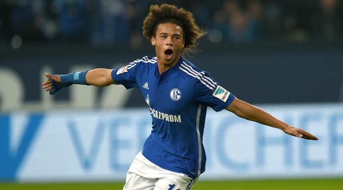 10. Leroy Sane, Schalke 04, baru berusia 20 tahun musim ini sudah tampil 21 kali dengan torehan lima gol dan empat assist. (AFP/Patrik Stollarz)