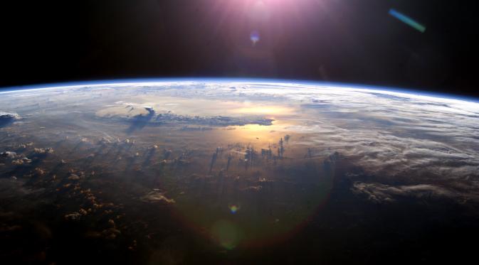 Penampakan Bumi dilihat dari luar angkasa (Foto: apod.nasa.gov)