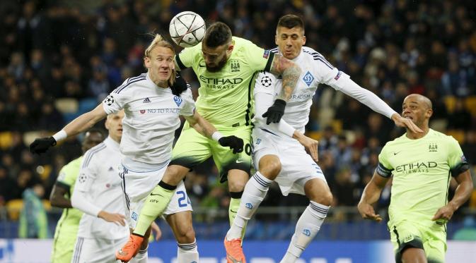 Bek Manchester City, Nicolas Otamendi, duel udara dengan pemain Dynamo Kiev, Domagoj Vida. Kemudian gol kedua dicetak oleh David Silva pada menit ke-40. (Reuters/Gleb Garanich)