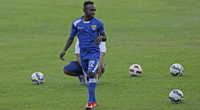 Ricky Kayame striker muda Persib Bandung asal Papua menjalani sesi latihan di Stadion Gelora Samudra, Kuta Bali. (Peksi Cahyo/Bola.com)