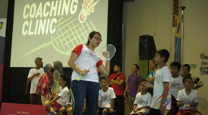 Para pebulu tangkis muda tengah menyimak arahan pelatih pada acara coaching clinic Bakti Olahraga Djarum Foundation di Lanud Atang Sendjaja, Bogor, Jawa Barat. (Liputan6.com/istimewa)
