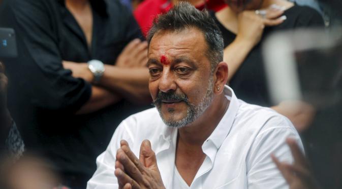 Aktor Bollywood Sanjay Dutt ketika menggelar konferensi pers di kediamannya di Mumbai, India, Kamis (25/2). Aktor 56 tahun itu akhirnya bebas setelah dihukum karena terseret kasus bom Mumbai yang terjadi pada 1993. (REUTERS/Shailesh Andrade)