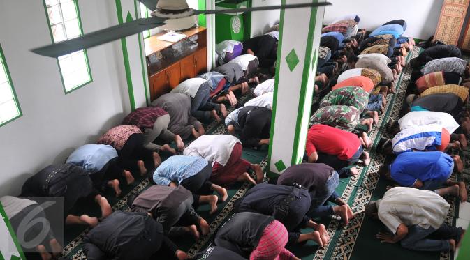 Sejumlah warga melaksanakan Shalat Jumat di sebuah masjid di kawasan Kalijodo, Jakarta, Jumat (26/2). Shalat Jumat ini merupakan yang terakhir sebelum penertiban kawasan Kalijodo oleh Pemkot DKI. (Liputan6.com/Johan Tallo)