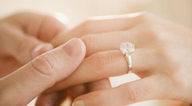 Pernah gak sih kamu bertanya, kenapa cincin pernikahan letaknya di jari manis? Kenapa gak di jempol? Ini jawabannya.