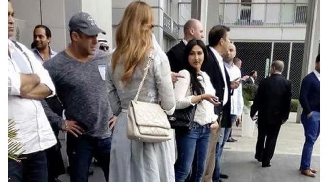 Salman Khan (mengenakan topi) bersama Iulia Vantur (mengebelakangi kamera) di Dubai. [Foto: Bollywoodlife.com]
