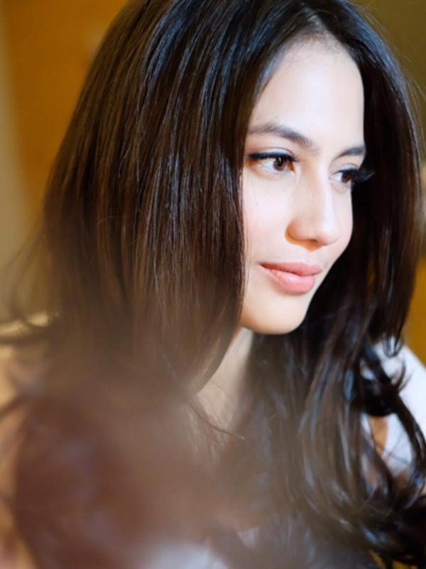 Pevita mengawali  jenjang kariernya di film ‘Denias’ dan ‘Senandung Diatas Awan’.  (via instagram@pevpearce/Bintang.com)