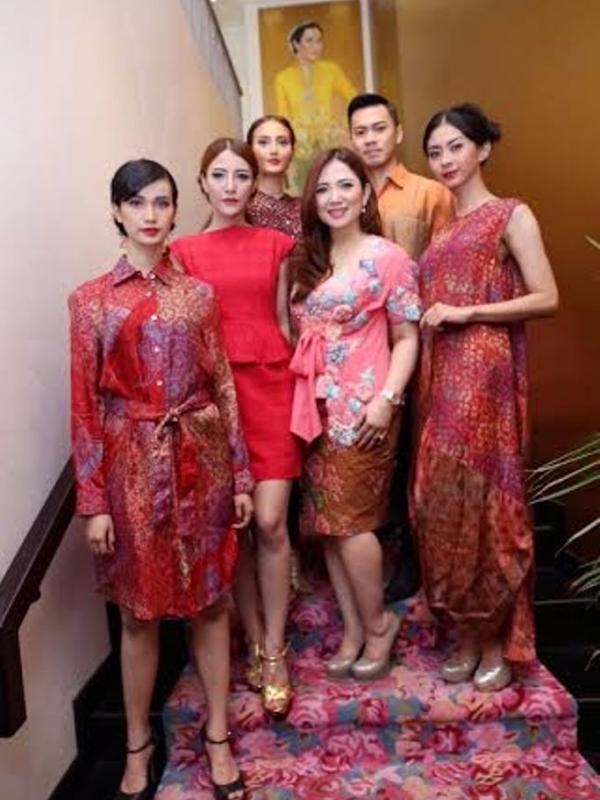 Nova Rini (Berkebaya merah muda) bersama para model dengan busana batik Prajudi rancangannya | Via: dok. Bintang.com/Galih W. Satria