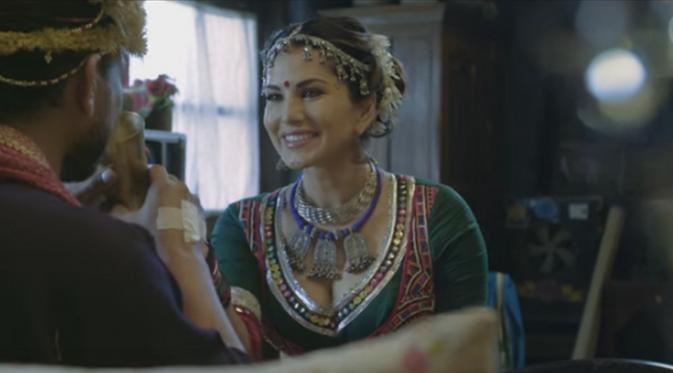Sunny Leone yang muncul di iklan rokok dengan pesonanya (Youtube)