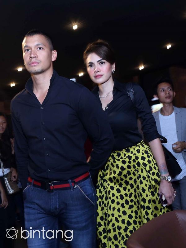Nikita Mirzani terlihat mesra bergandengan tangan dengan Samuel Rizal. (Nurwahyunan/Bintang.com)