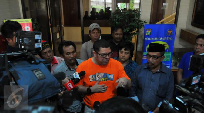 Pengacara Daeng Aziz, Razman Arif Nasution, beserta keluarga memberi keterangan pers usai menyambangi Polres Jakarta Utara, Sabtu (27/2). Kedatangan mereka untuk menjenguk pentolan lokalisasi prostitusi Kalijodo tersebut. (Liputan6.com/Faisal R Syam)