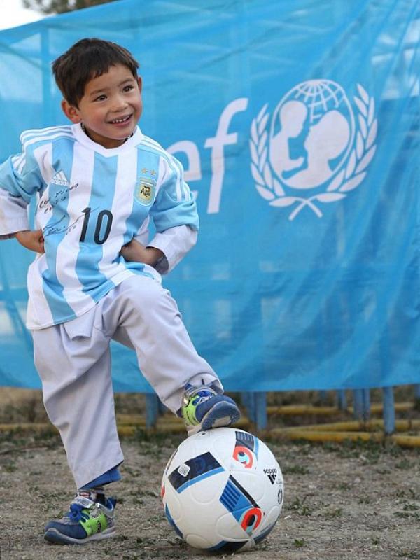 'Bocah kantong plastik', Murtaza Ahmadi. (UNICEF)
