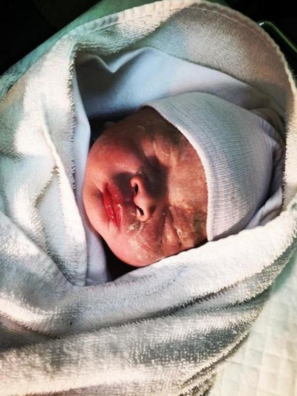 Zaskia Adya Mecca melahirkan anak ketiga, inilah bayi yang sudah ditunggu-tunggu selama ini. (Insatgram @hanungbramantyo)