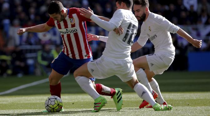 Koke dikepung dua pemain Real Madrid ( REUTERS/Sergio Perez)