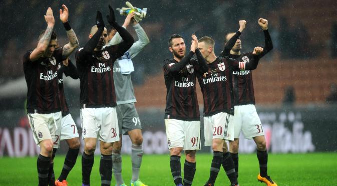 Pemain AC Milan merayakan kemenangan atas Torino pada laga lanjutan Serie A Italia di Stadion San Siro, Minggu (28/2/2016) dini hari WIB. (EPA/Daniele Mascolo)