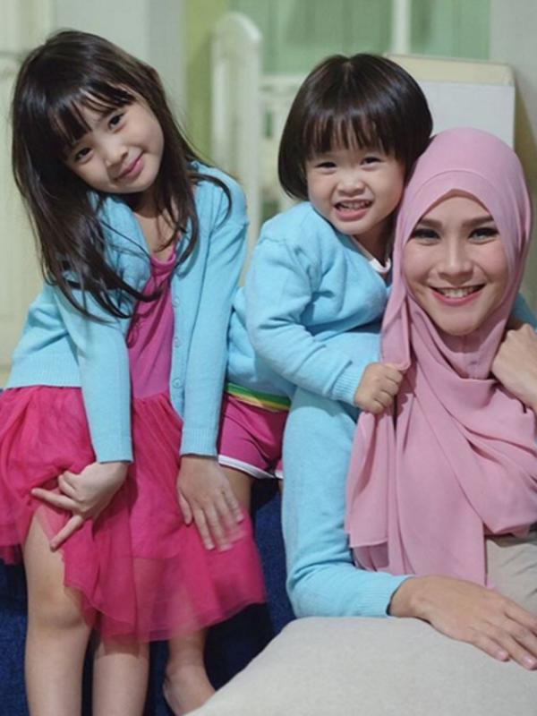 Zaskia dan Hanung dikaruniai dua anak perempuan yang cantik bernama, Kana Sybilla Bramantyo dan Kala Madali Bramantyo.  (via instagram@zaskiadyamecca/Bintang.com)