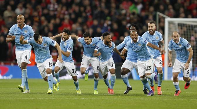 Pemain Manchester City berhamburan rayakan gol Yaya Toure yang tentukan gelar juara Piala Liga (Reuters / Carl Recine )