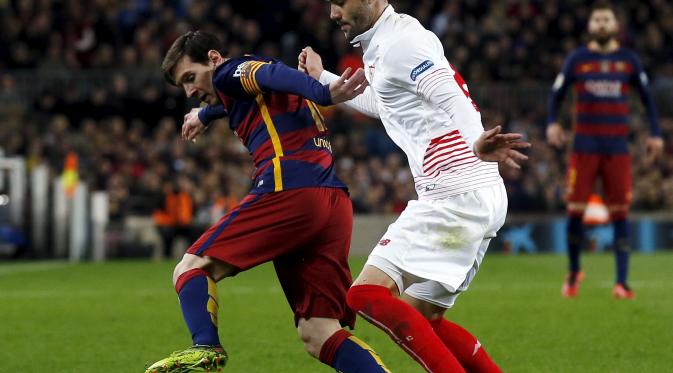 Lionel Messi saat melawan Sevilla di lanjutan La Liga (REUTERS/Albert Gea)