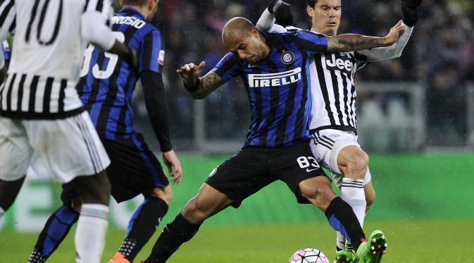 Joao Miranda coba pertahankan bola dari sergapan pemain Juventus (Reuters)