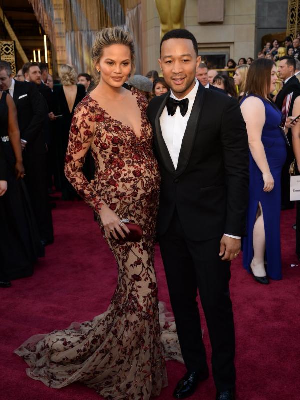 John Legend dan Chrissy Teigen menghadiri Oscar 2016. Foto: Twitter