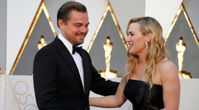 Leonardo DiCaprio dan Kate Winslet berbincang ketika tiba di red carpet Piala Oscar 2016 di Dolby Theatre, Hollywood, California, Minggu (28/2). Dua bintang ternama Hollywood tersebut masuk sebagai nominator. (REUTERS/Lucy Nicholson)