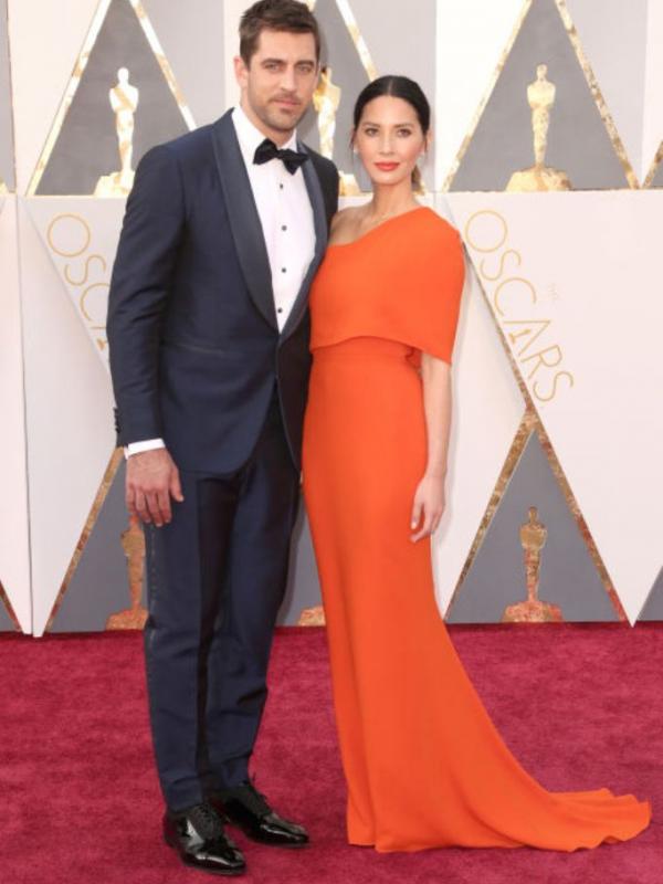 Aksi romantis di red carpet Oscar 2016 para selebritas Hollywood.
