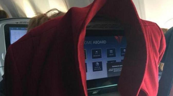 Baju penumpang yang menutupi layar di belakangnya