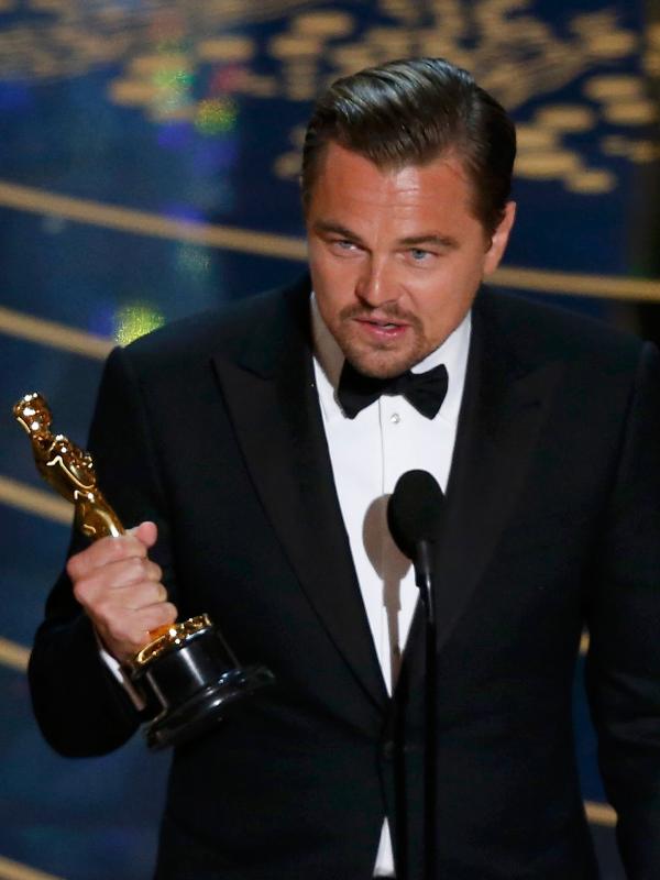 Aktor Leonardo DiCaprio memberikana pidato kemenangan saat menerima piala oscar untuk film 