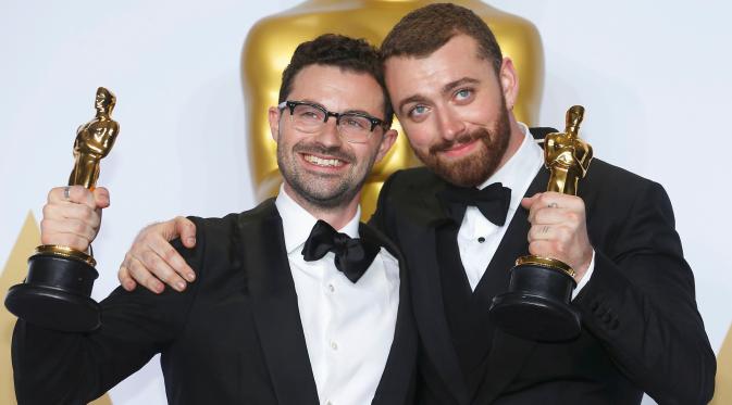 Jimmy Napes dan Sam Smith berpose dengan piala oscar usai meraih penghargaan lagu Orisinal Terbaik Oscar 2016 untuk film James Bond 