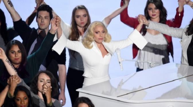 Lady Gaga pukau penonton Piala Oscar 2016 dengan pesan kuat perlawanan terhadap kekerasan seksual (sumberl. Celebuzz.com)