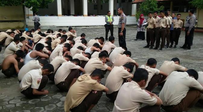 Pelajar yang hendak keroyok guru di Magelang digagalkan polisi | Via: facebook.com/Divisi Humas Polri