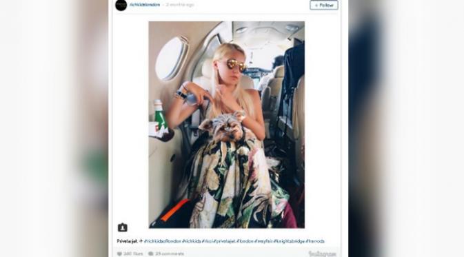Gadis ini terlihat sedang menaiki pesawat jet pribadi (Foto: instagram richkidslondon).