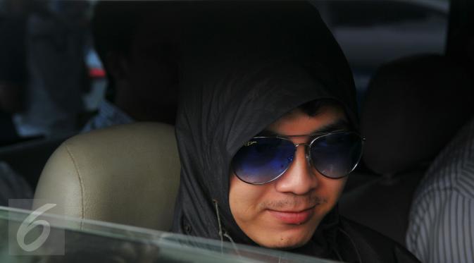 Pria berinisial AW yang mengaku korban pelecehan seksual yang dilakukan Saipul Jamil, berada di dalam mobil saat meninggalkan RS Polri, Kramat Jati, Jakarta, Senin (29/2). AW baru selesai menjalani serangkaian proses visum. (Liputan6.com/Faisal R Syam)