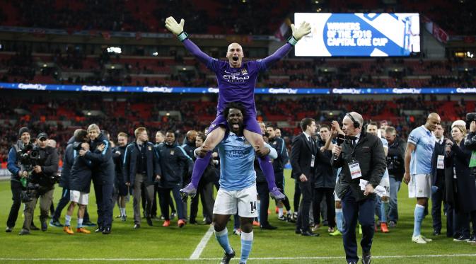 Caballero merayakan trofi pertamanya bersama Manchester City (Reuters / Eddie Keogh)