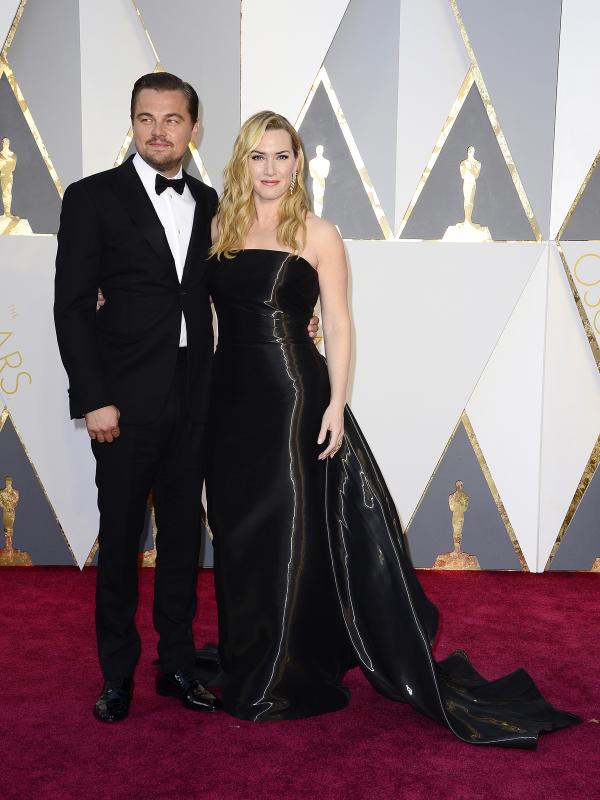 Leonardo DiCaprio dan Kate Winslet di red carpet Oscar 2016. (Bintang/EPA)