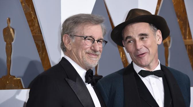 Mark Rylance dan Steven Spielberg. (Bintang/EPA)