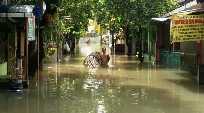 Kelurahan Gembor Kecamatan Periuk Kota Tangerang banjir setelah diguyur hujan Senin 29 Februari 2016. (Liputan6.com/Pramita Tristiawati)