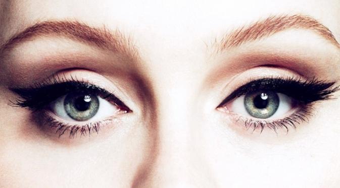 pemakaian eyeliner untuk mata asimetris. (via: guzelleselim.com)
